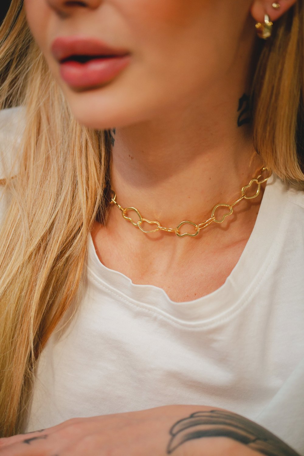 COLAR CHOKER DE CORAÇÕES VAZADOS GRANDES FOLHEADO A OURO 18K