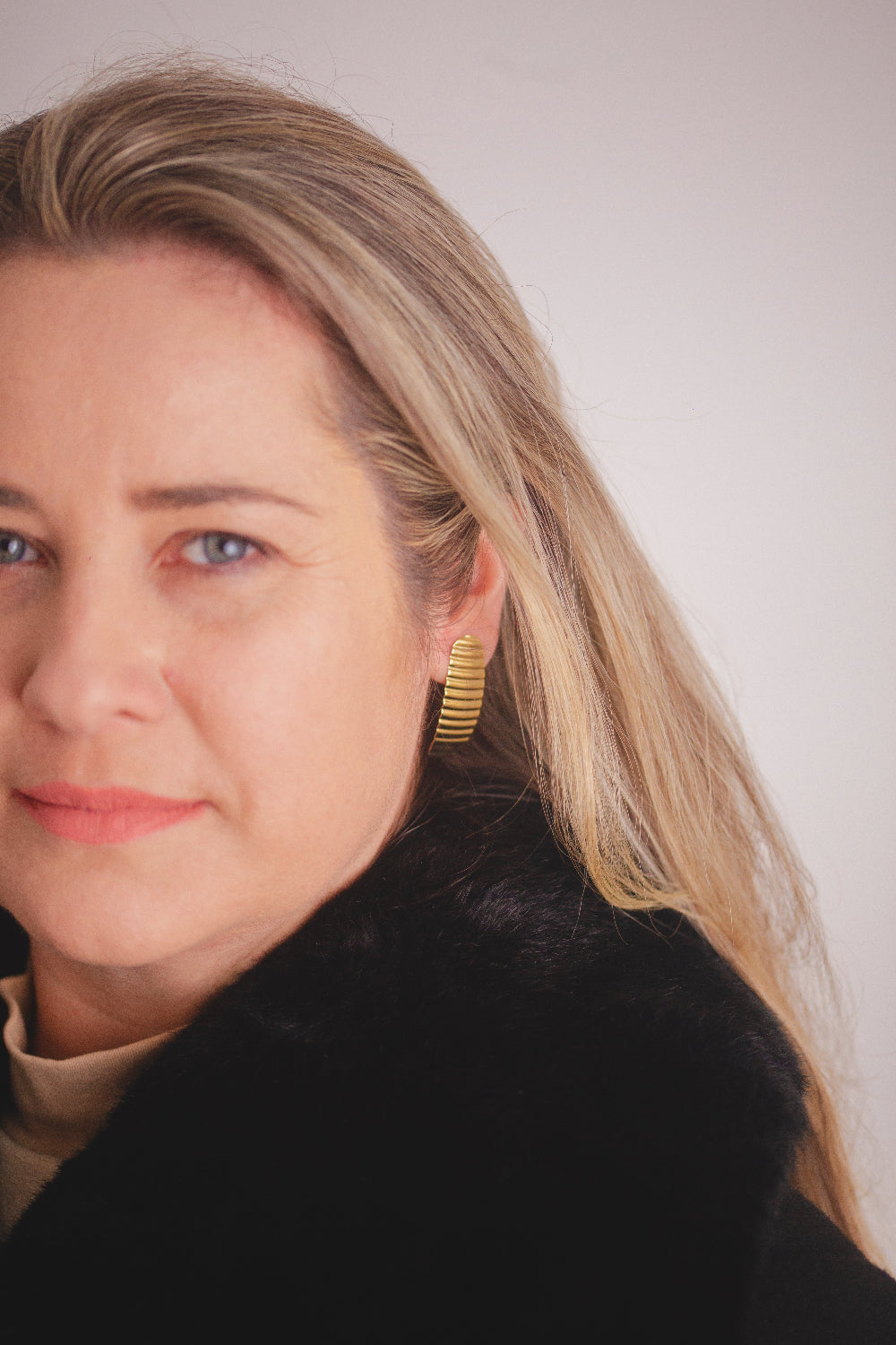 BRINCO ORGÂNICO RISCADO FOLHEADO A OURO 18K