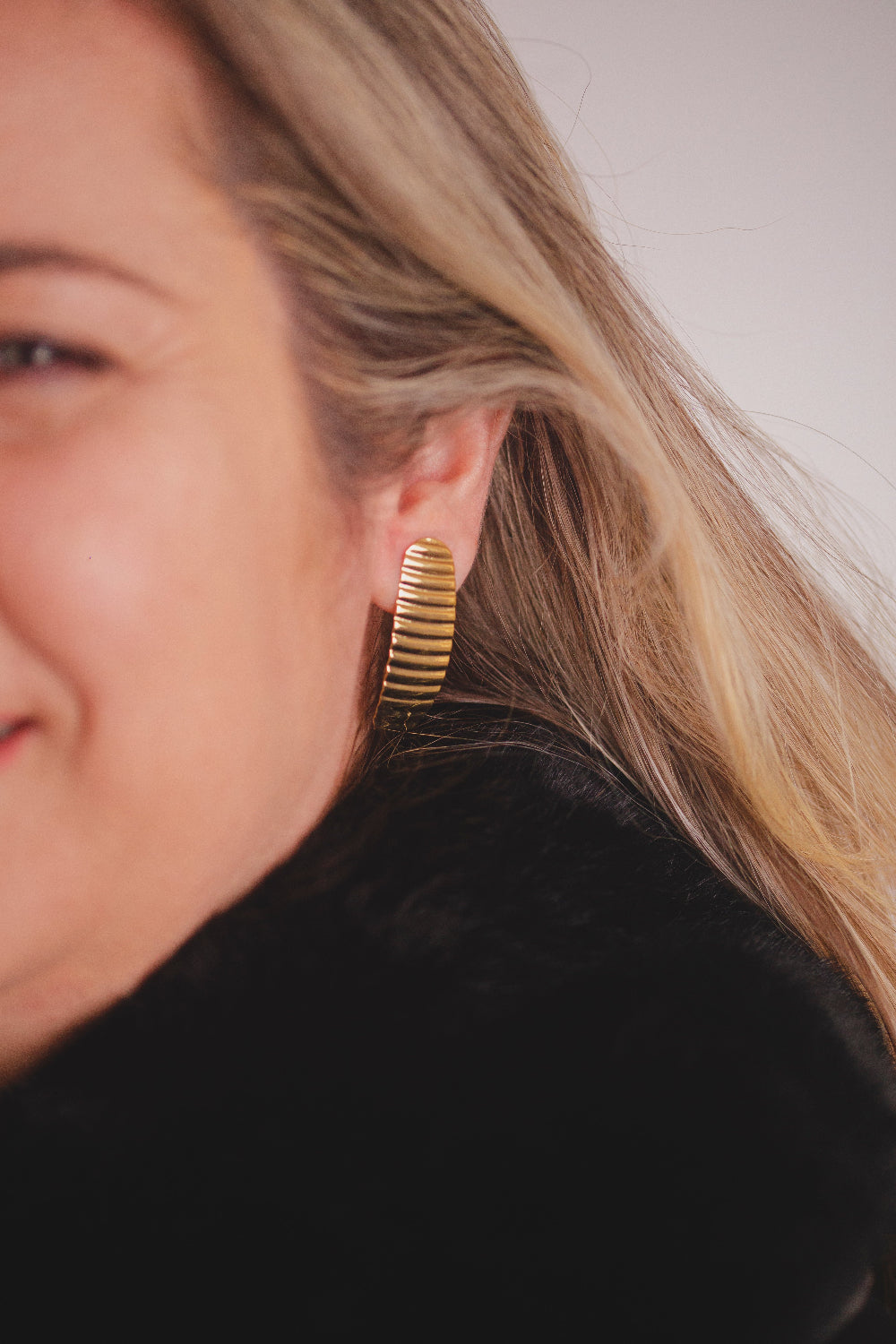 BRINCO ORGÂNICO RISCADO FOLHEADO A OURO 18K