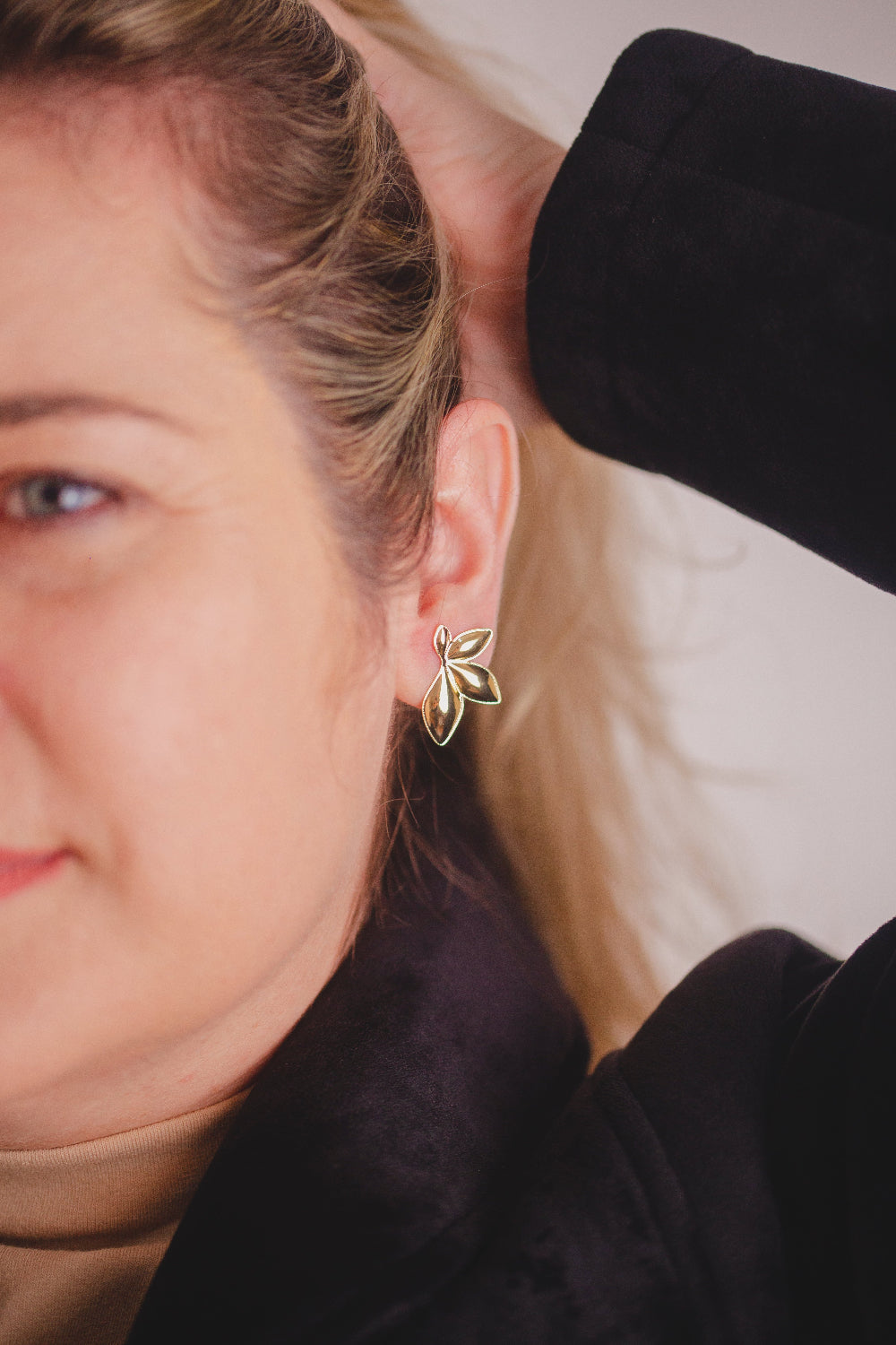 BRINCO FLOR FOLHEADO A OURO 18K