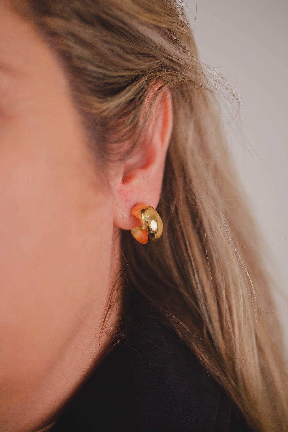 BRINCO ARGOLA GRANDE LISA FOLHEADO A OURO 18K