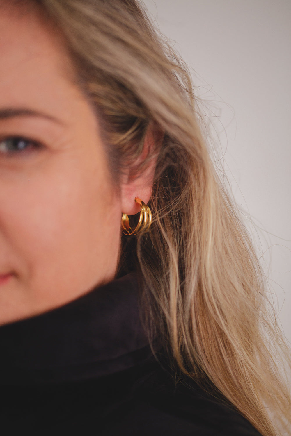 BRINCO ARGOLA TRÊS LINHAS FOLHEADO A OURO 18K