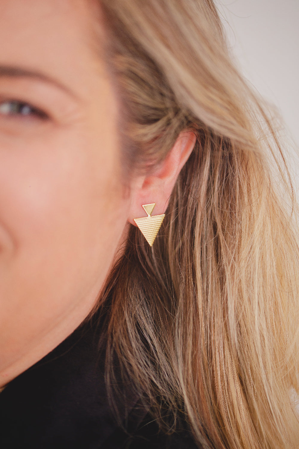 BRINCO TRIÂNGULO DUPLO FOLHEADO A OURO 18K