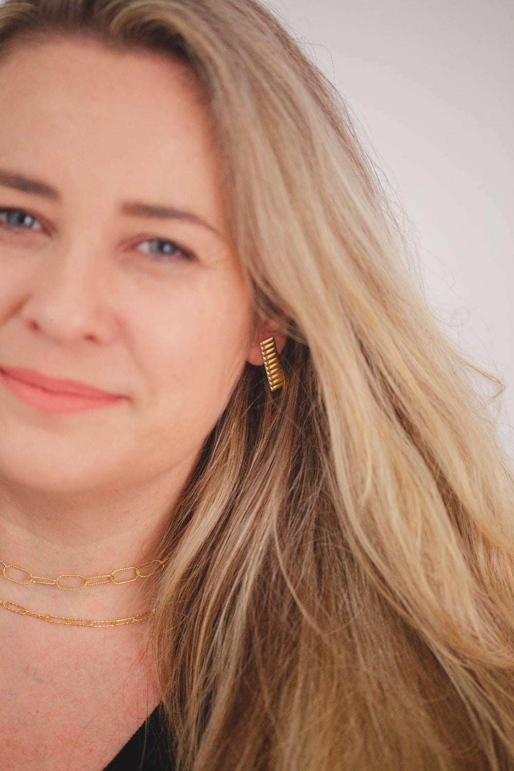 BRINCO RETANGULAR TEXTURIZADO FOLHEADO A OURO 18K