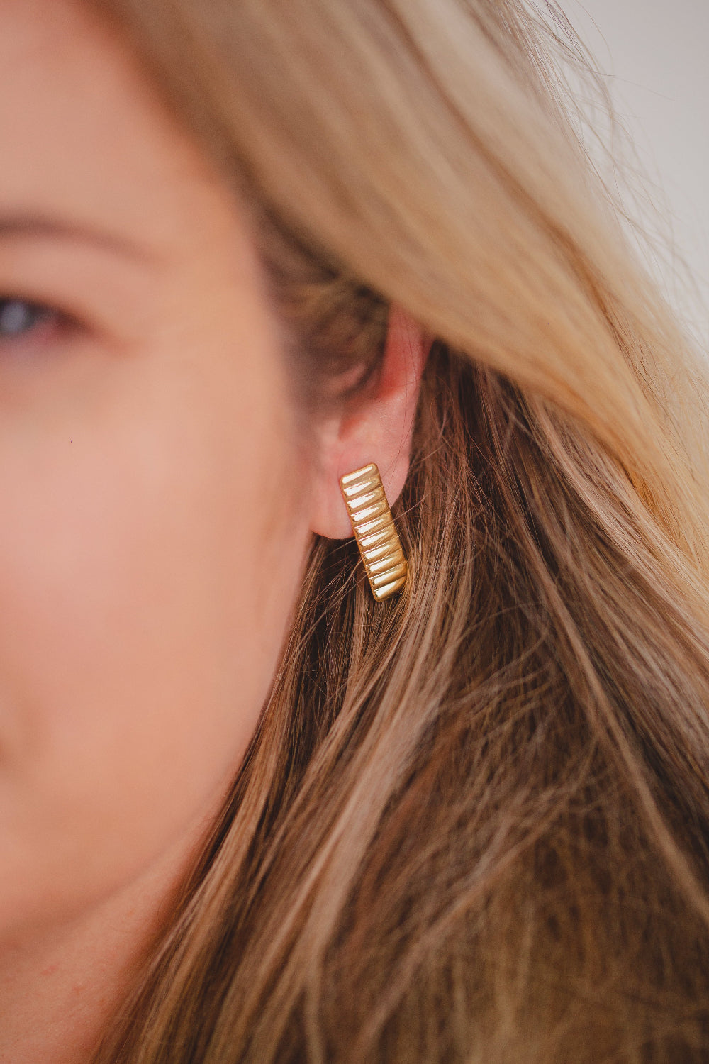 BRINCO RETANGULAR TEXTURIZADO FOLHEADO A OURO 18K