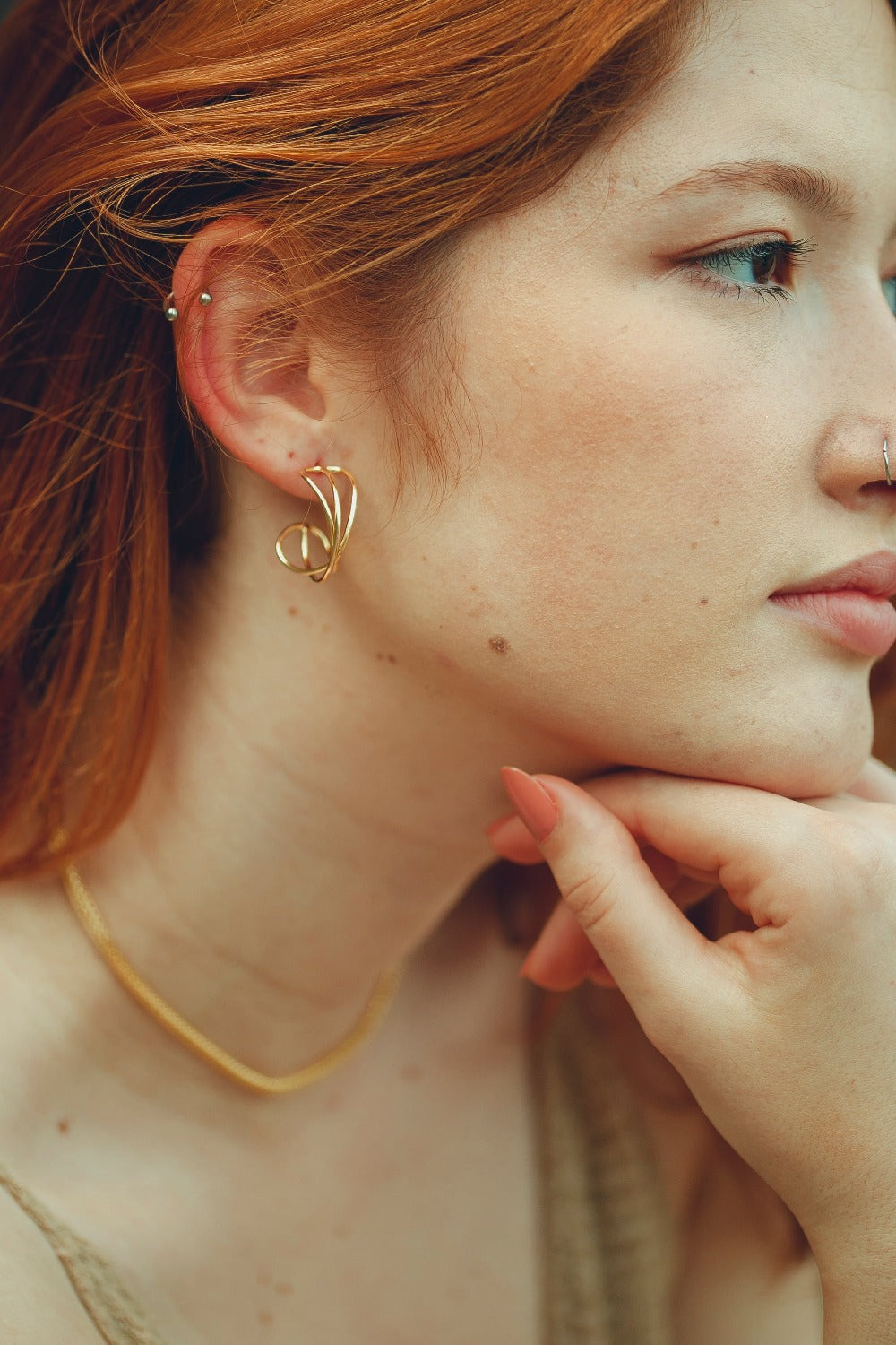 BRINCO TRES CURVAS FOLHEADO A OURO 18K