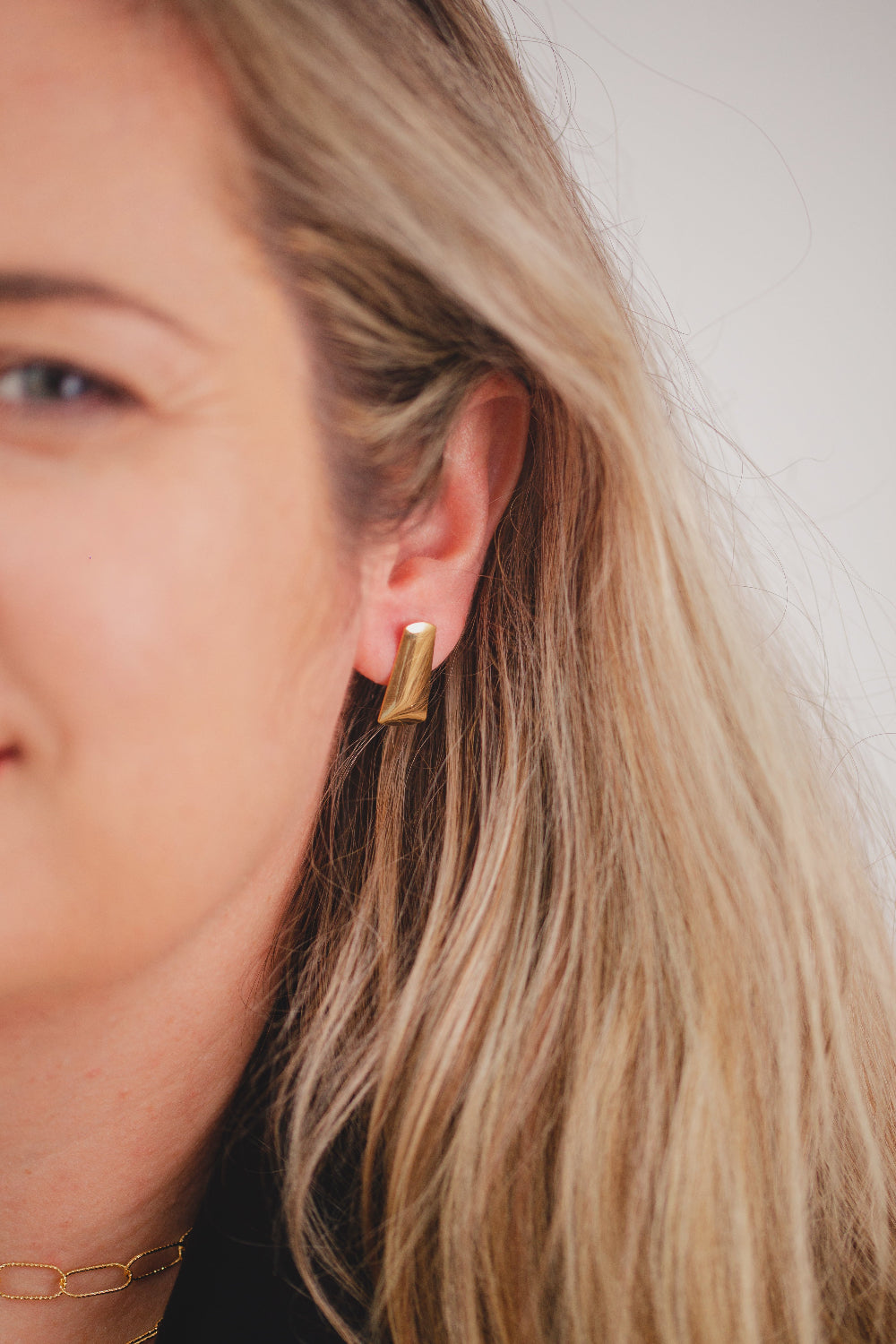 BRINCO LISO RETANGULAR FOLHEADO A OURO 18K