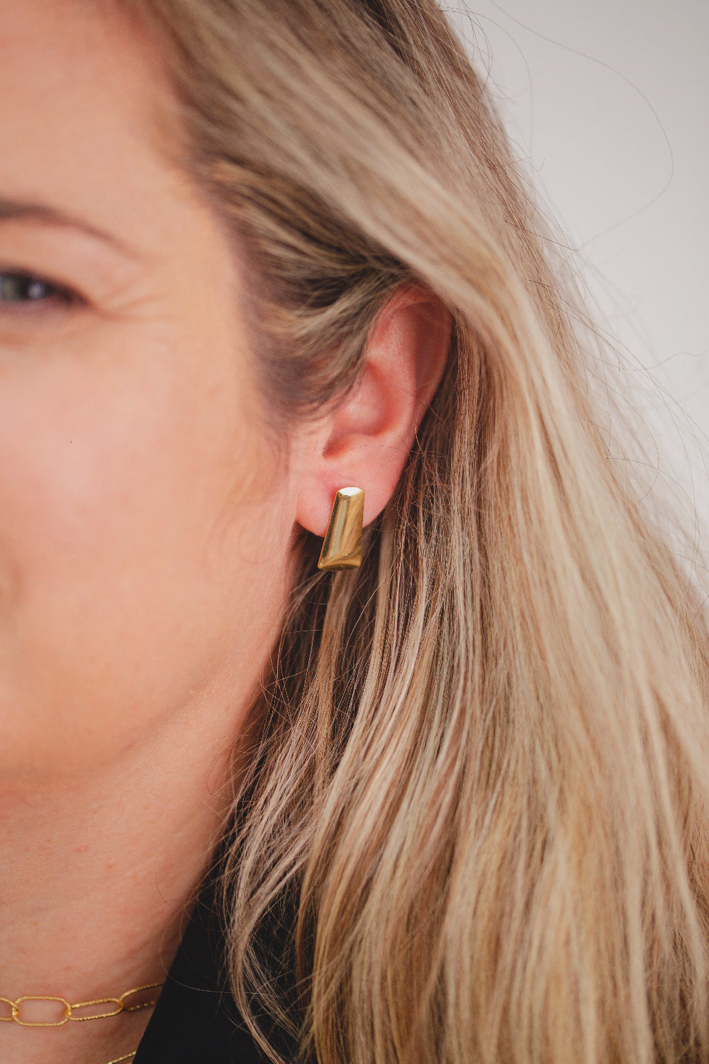 BRINCO LISO RETANGULAR FOLHEADO A OURO 18K