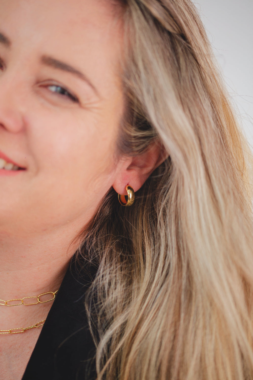 BRINCO ARGOLA MEDIA LISA FOLHEADO A OURO 18K