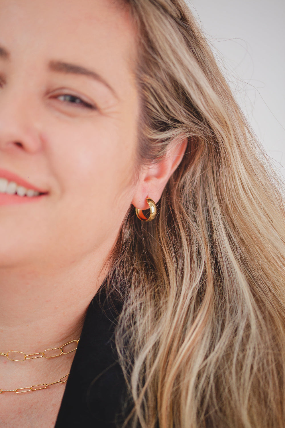 BRINCO ARGOLA MEDIA LISA FOLHEADO A OURO 18K