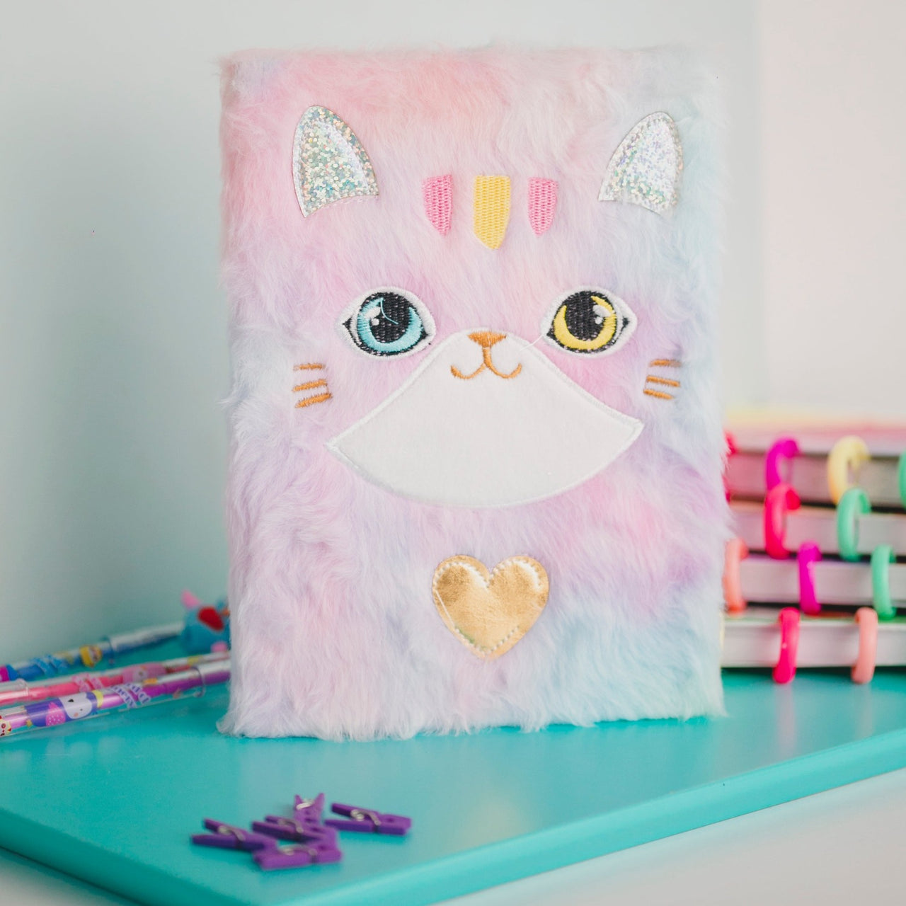 CADERNO COM CAPA DE PELÚCIA GATO OI FOFA