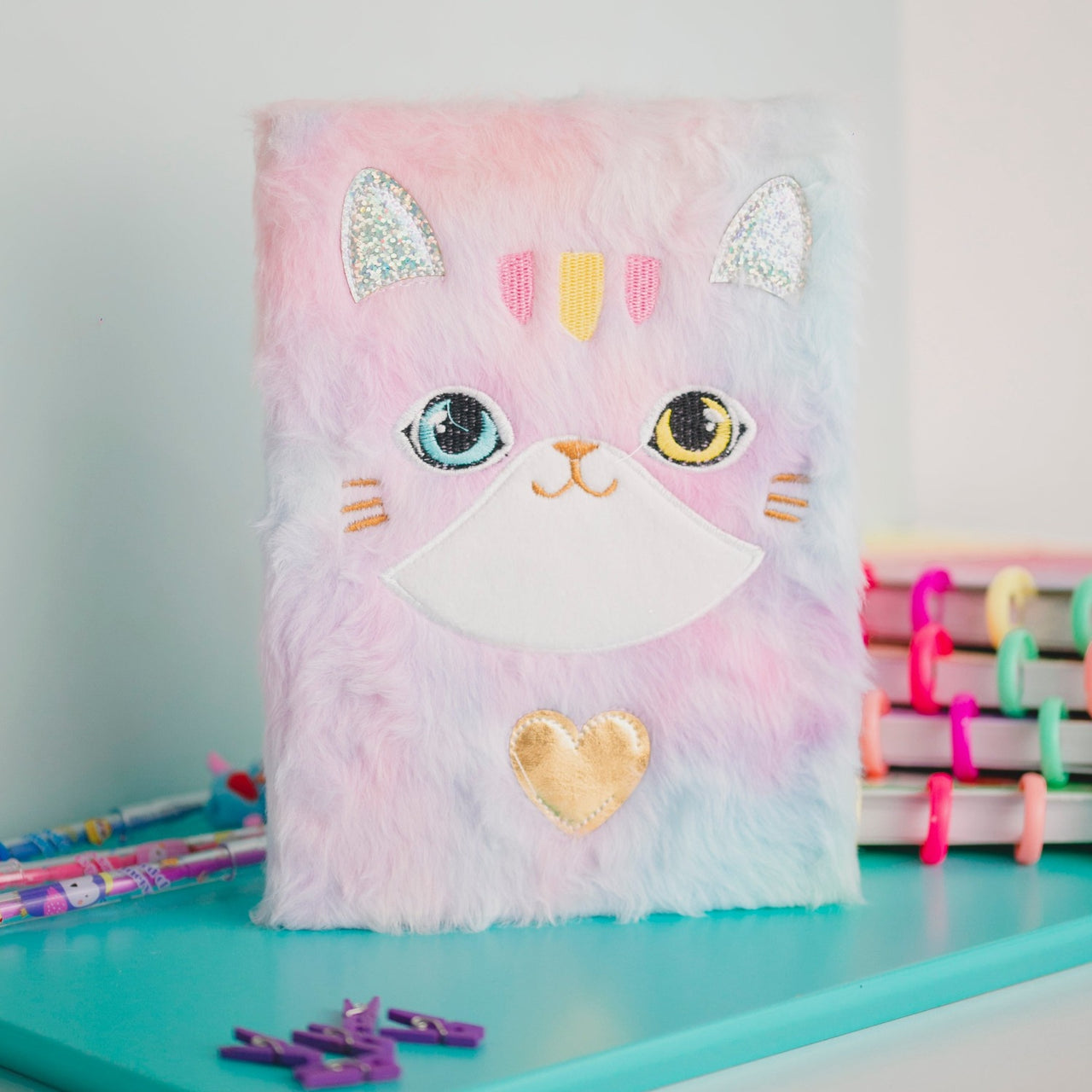 CADERNO COM CAPA DE PELÚCIA GATO OI FOFA