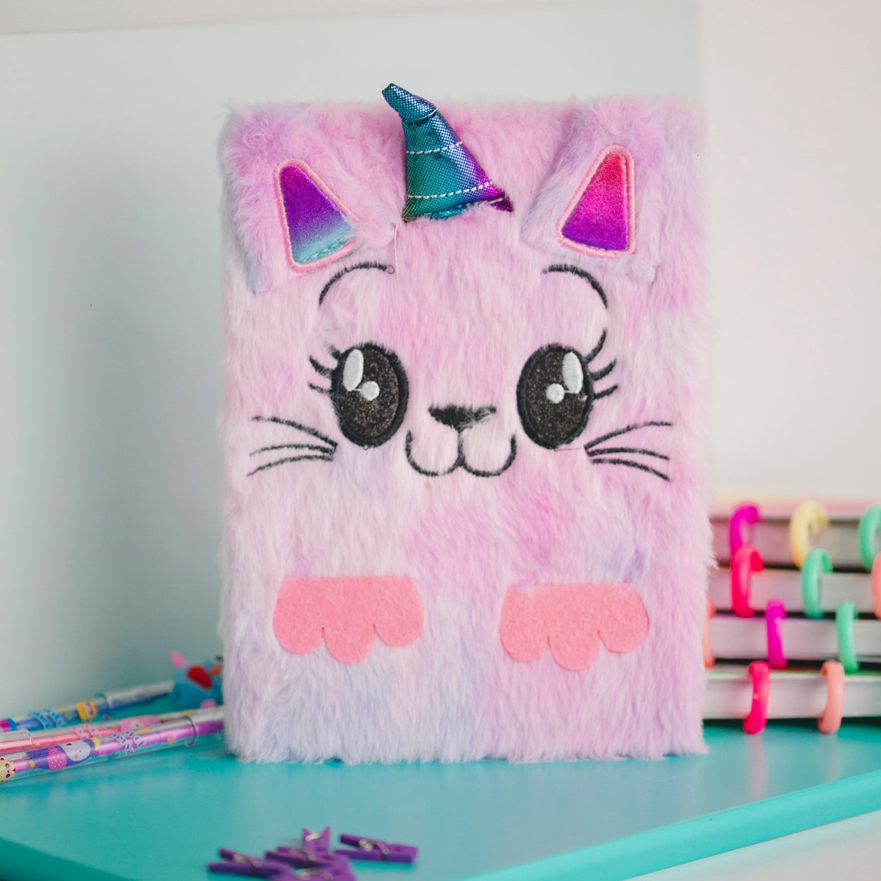CADERNO DE PELÚCIA GATO UNICORNIO OI FOFA