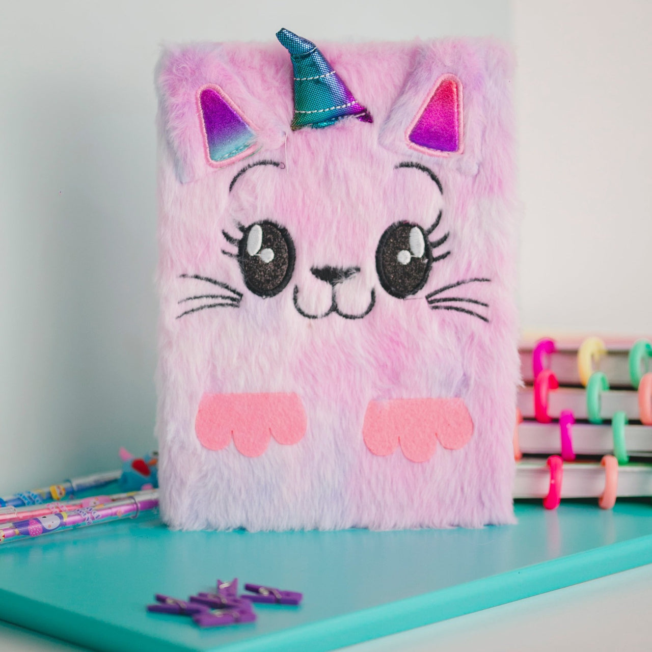 CADERNO DE PELÚCIA GATO UNICORNIO OI FOFA