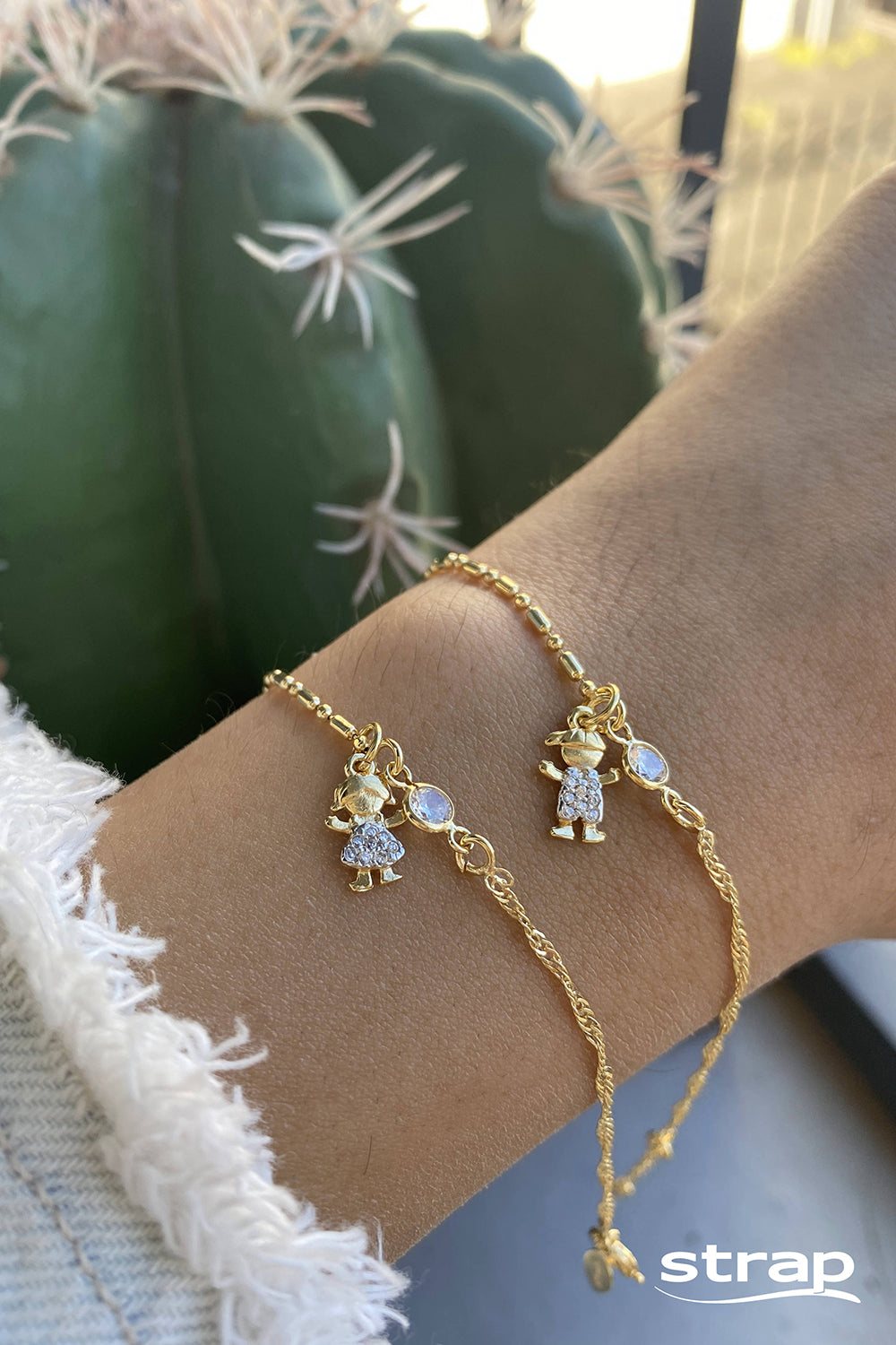 PULSEIRA  COM PINGENTE DE MENINA FOLHEADA A OURO 18K