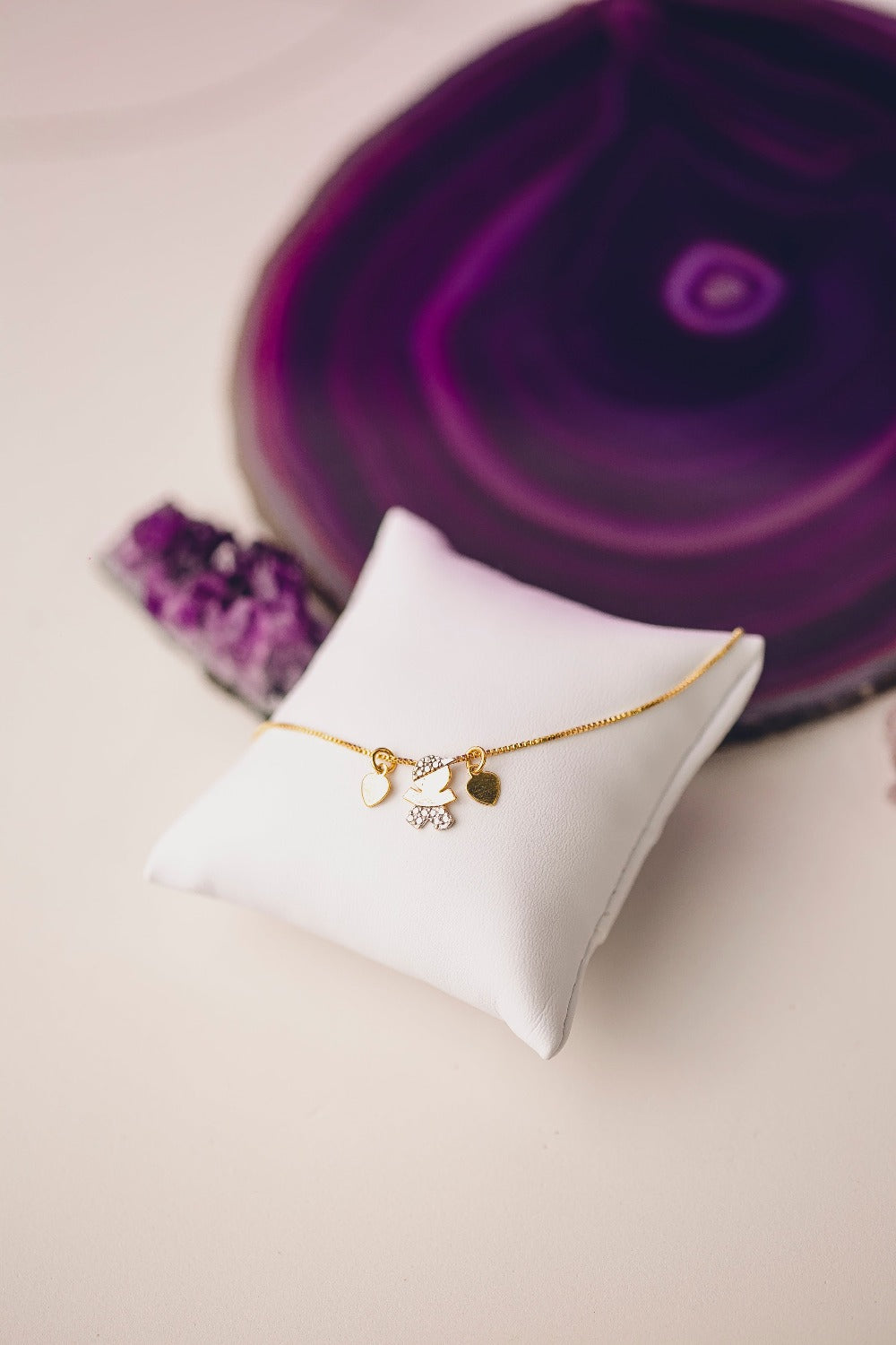 PULSEIRA COM CORAÇÕES E PINGENTE MENINO FOLHEADO A OURO 18K