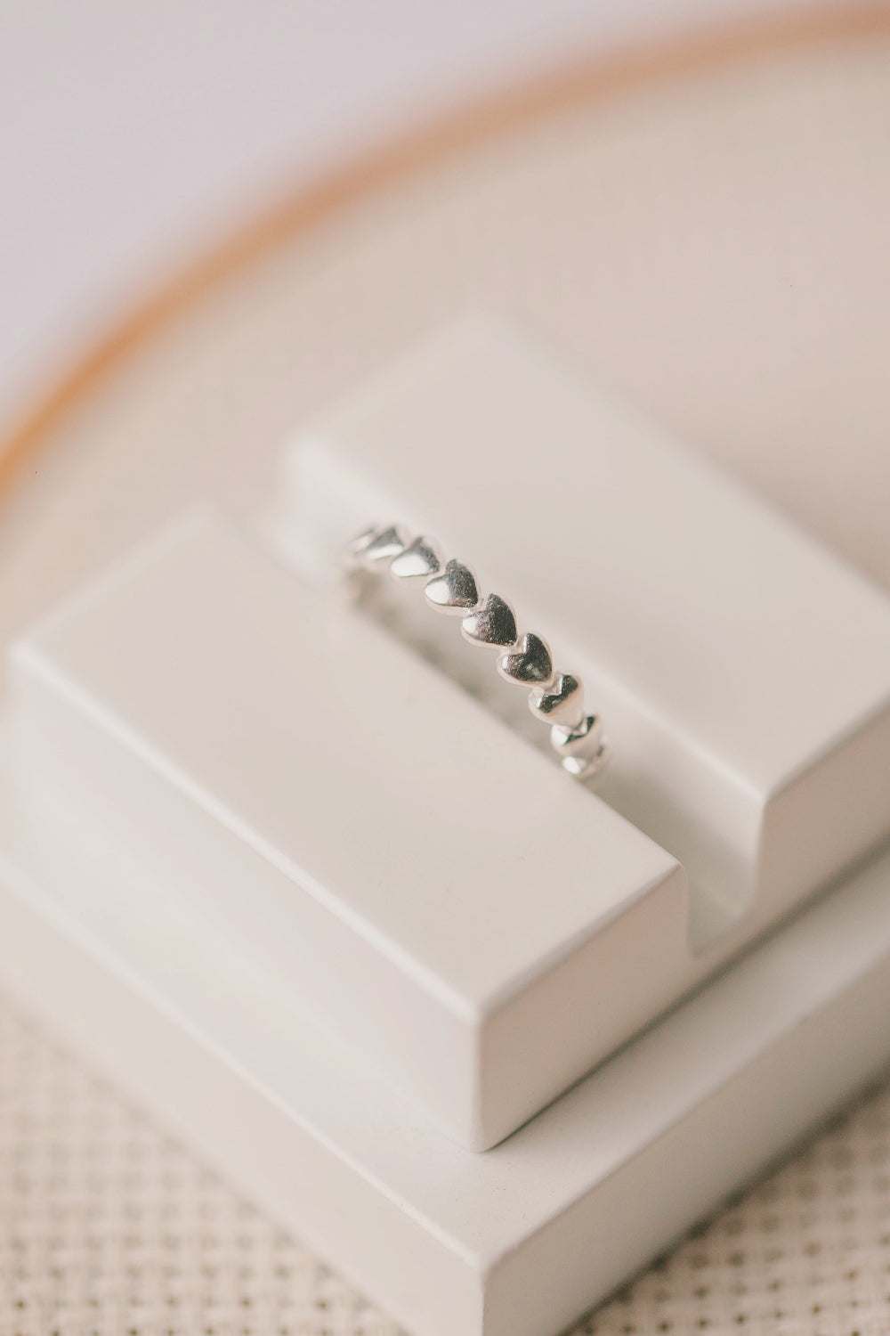 ANEL DE PRATA ALIANÇA COM CORAÇÕES