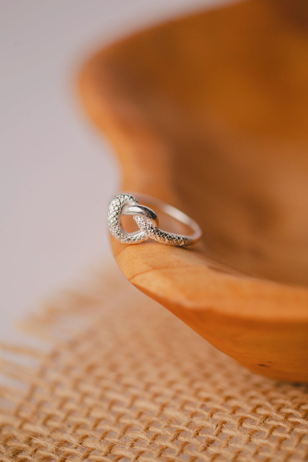 ANEL DE PRATA TEXTURIZADO NÓ CORAÇÃO