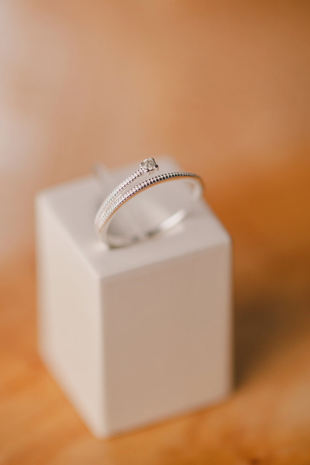 ANEL DE PRATA COM PONTO DE LUZ