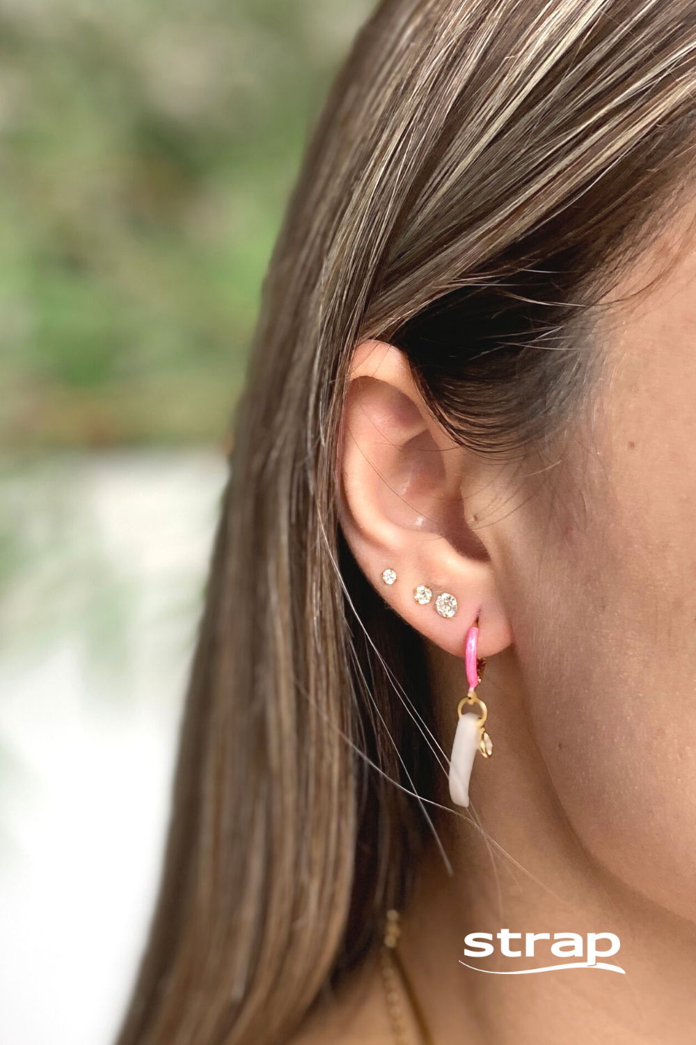 BRINCO DE ARGOLA COM DETALHE EM RESINA ROSA FORTE COM PINGENTE DENTE DE SABRE EM ACRÍLICO PEROLADO