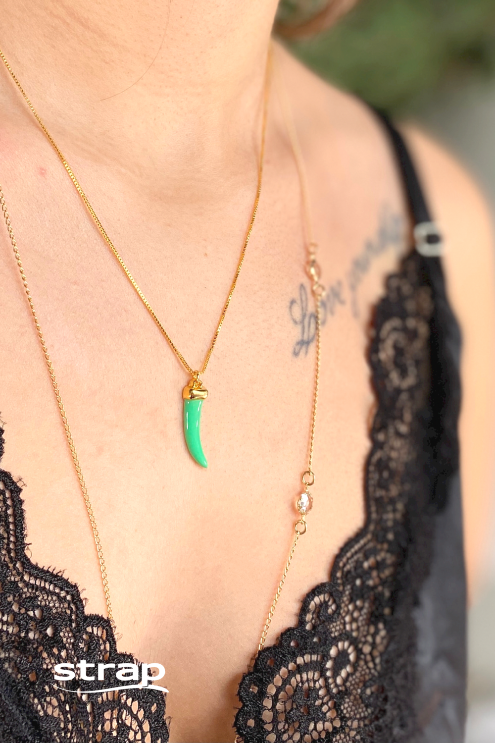 COLAR COM PINGENTE DENTE DE SABRE EM RESINA VERDE FOLHEADO A OURO 18K