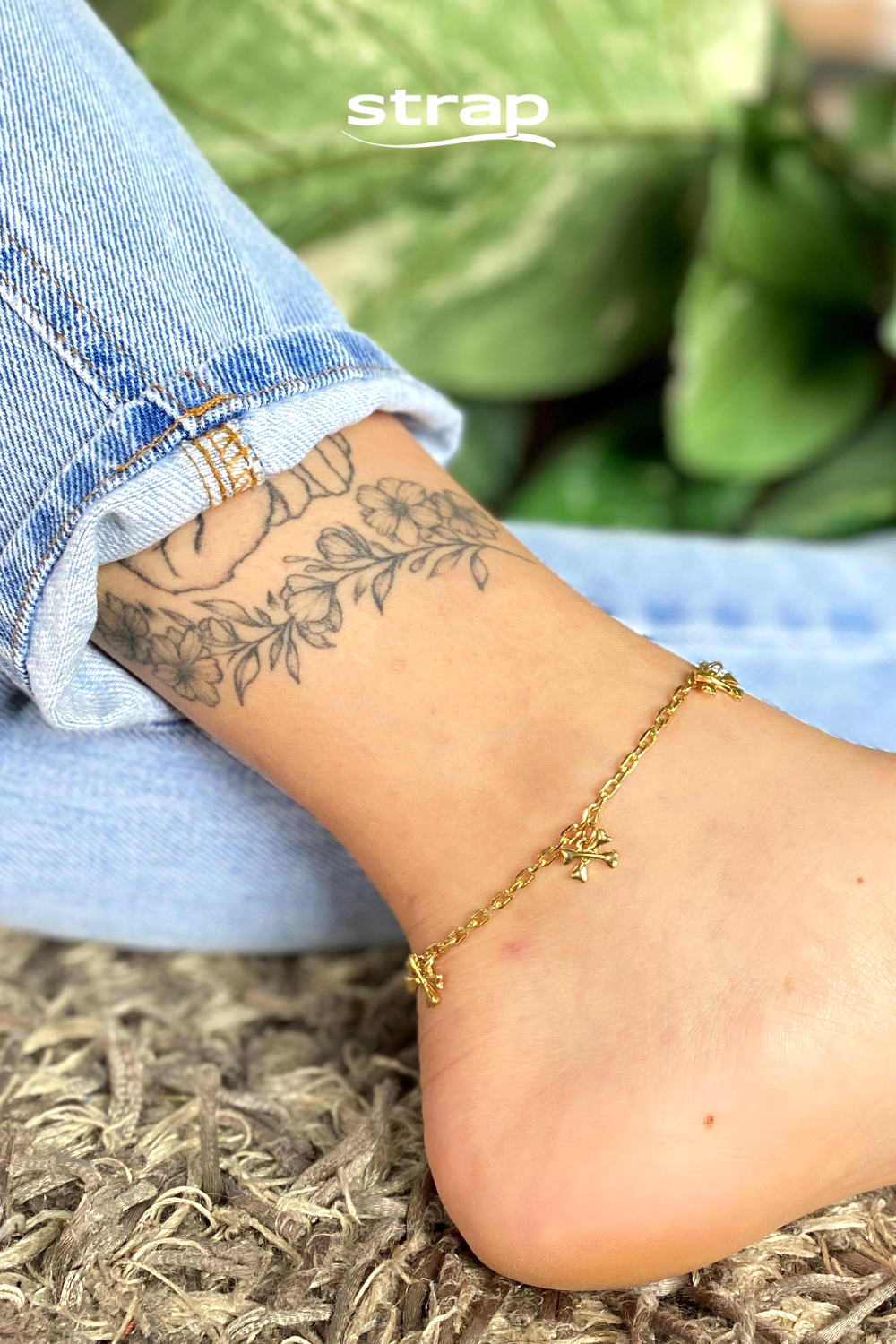 TORNOZELEIRA COM PINGENTES DE LAÇOS FOLHEADA A OURO 18K