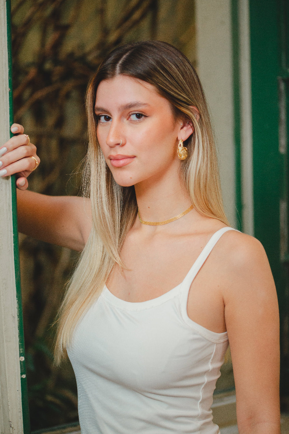 BRINCO CURVO VAZADO ENTRELAÇADO FOLHEADO A OURO 18K