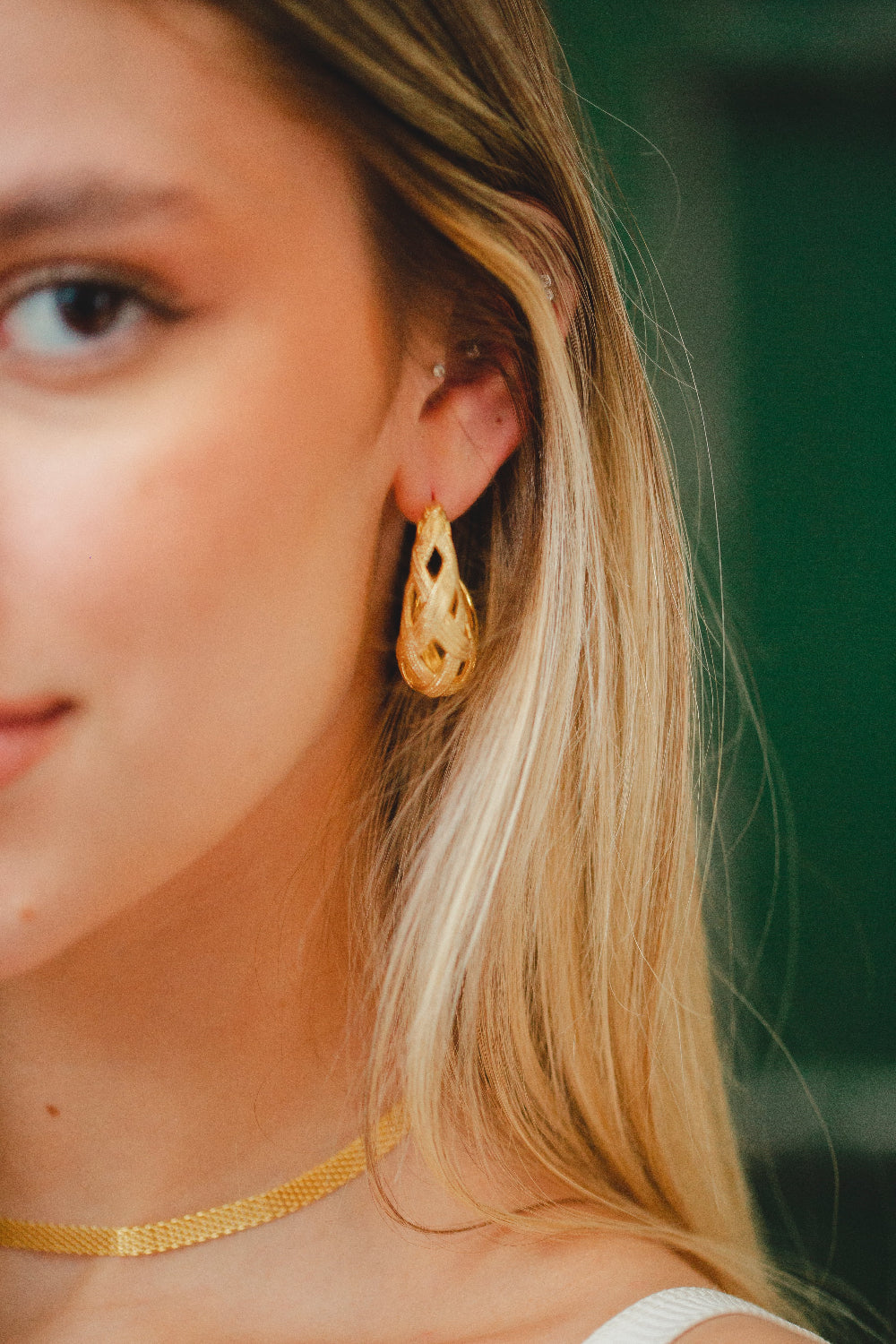 BRINCO CURVO VAZADO ENTRELAÇADO FOLHEADO A OURO 18K