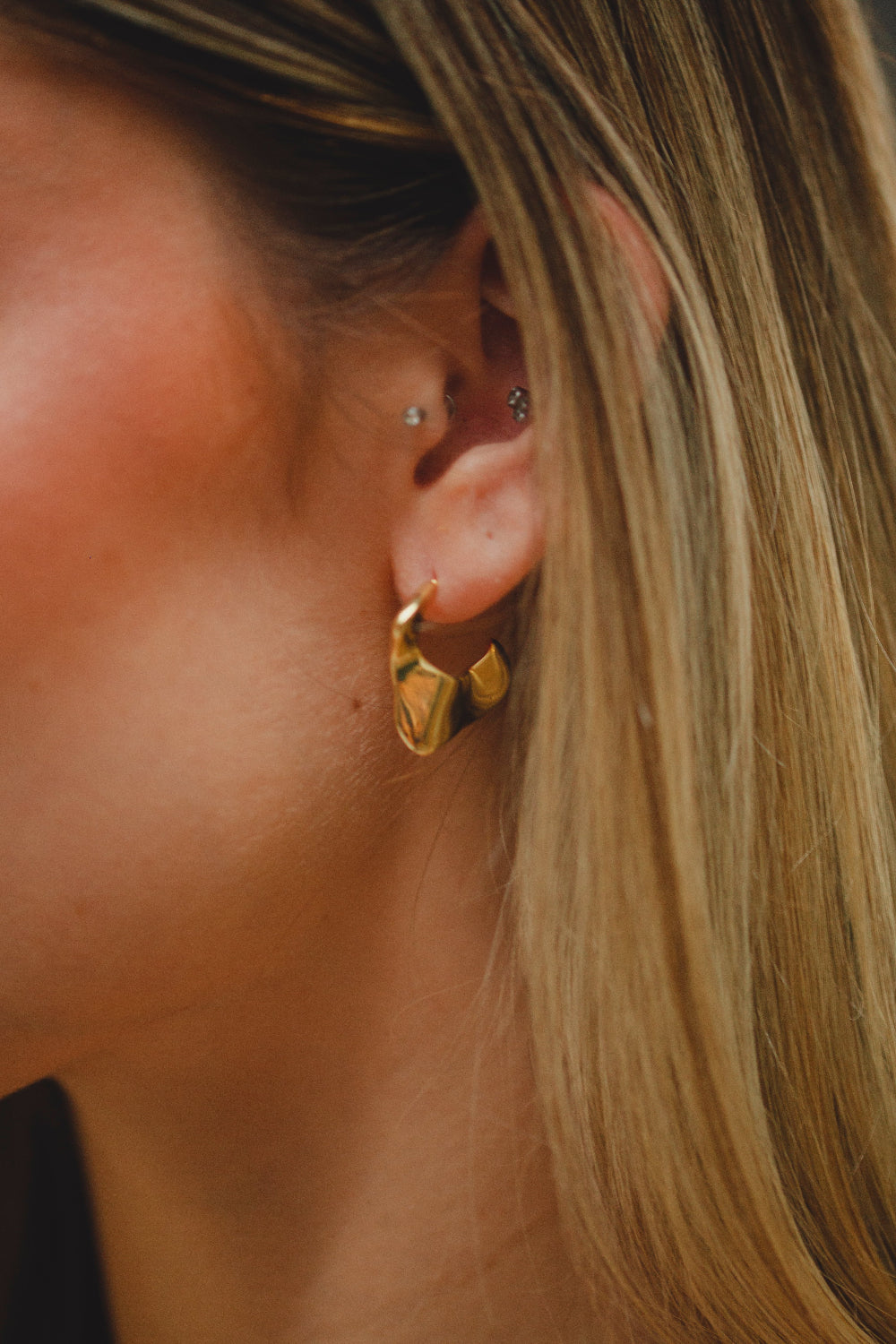 BRINCO ARGOLA ORGANICA LISA FOLHEADO A OURO 18K