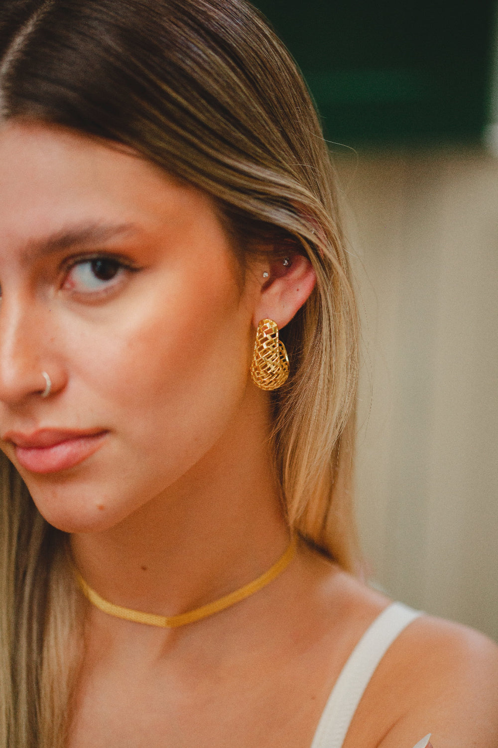 BRINCO CURVO VAZADO FOLHEADO A OURO 18K