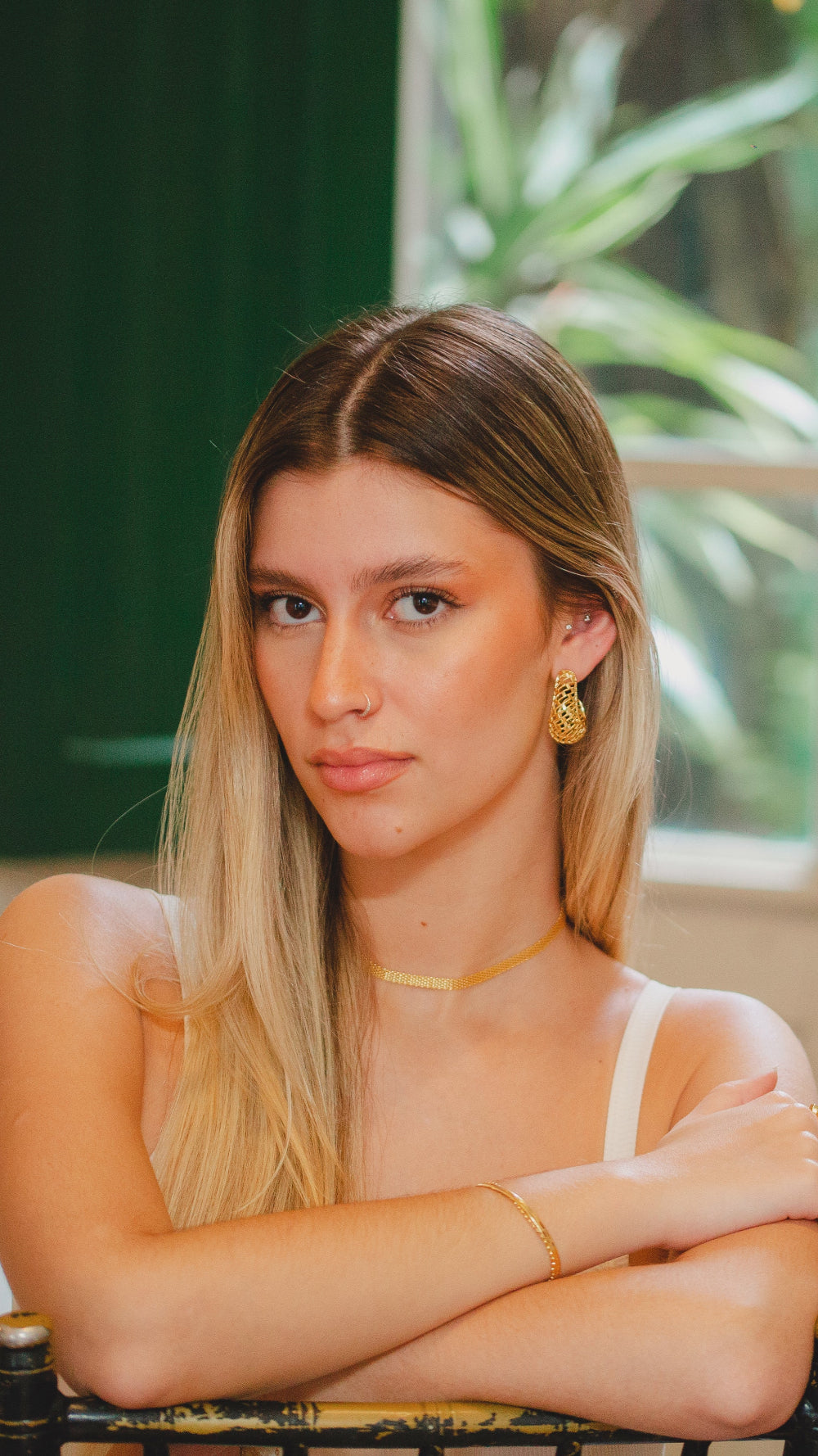 BRINCO CURVO VAZADO FOLHEADO A OURO 18K