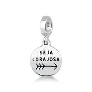 PINGENTE MEDALHA COM ESCRITA "SEJA CORAJOSA" EM PRATA