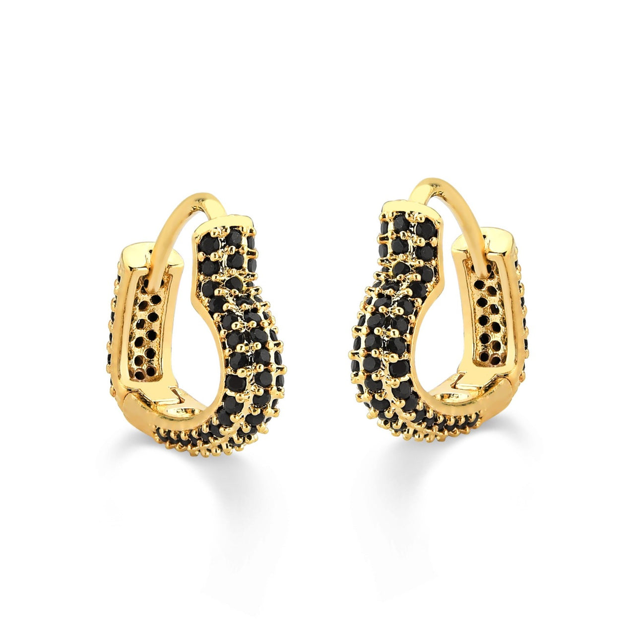 BRINCO DE ARGOLA DE CORAÇÃO CRAVEJADA DE ZIRCONIAS PRETAS FOLHEADO A OURO 18K