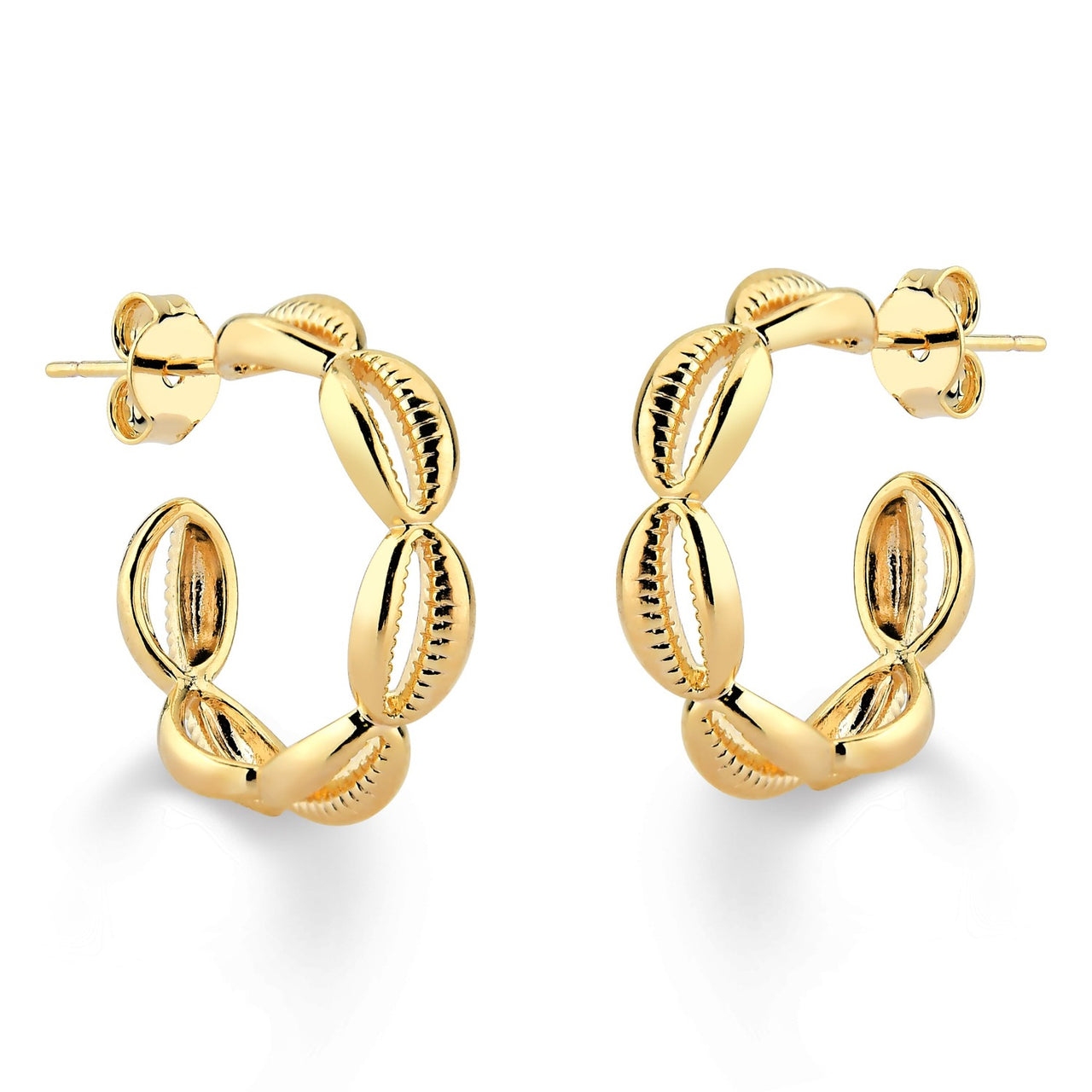 BRINCO DE ARGOLA COM BUZIOS FOLHEADO A OURO 18K