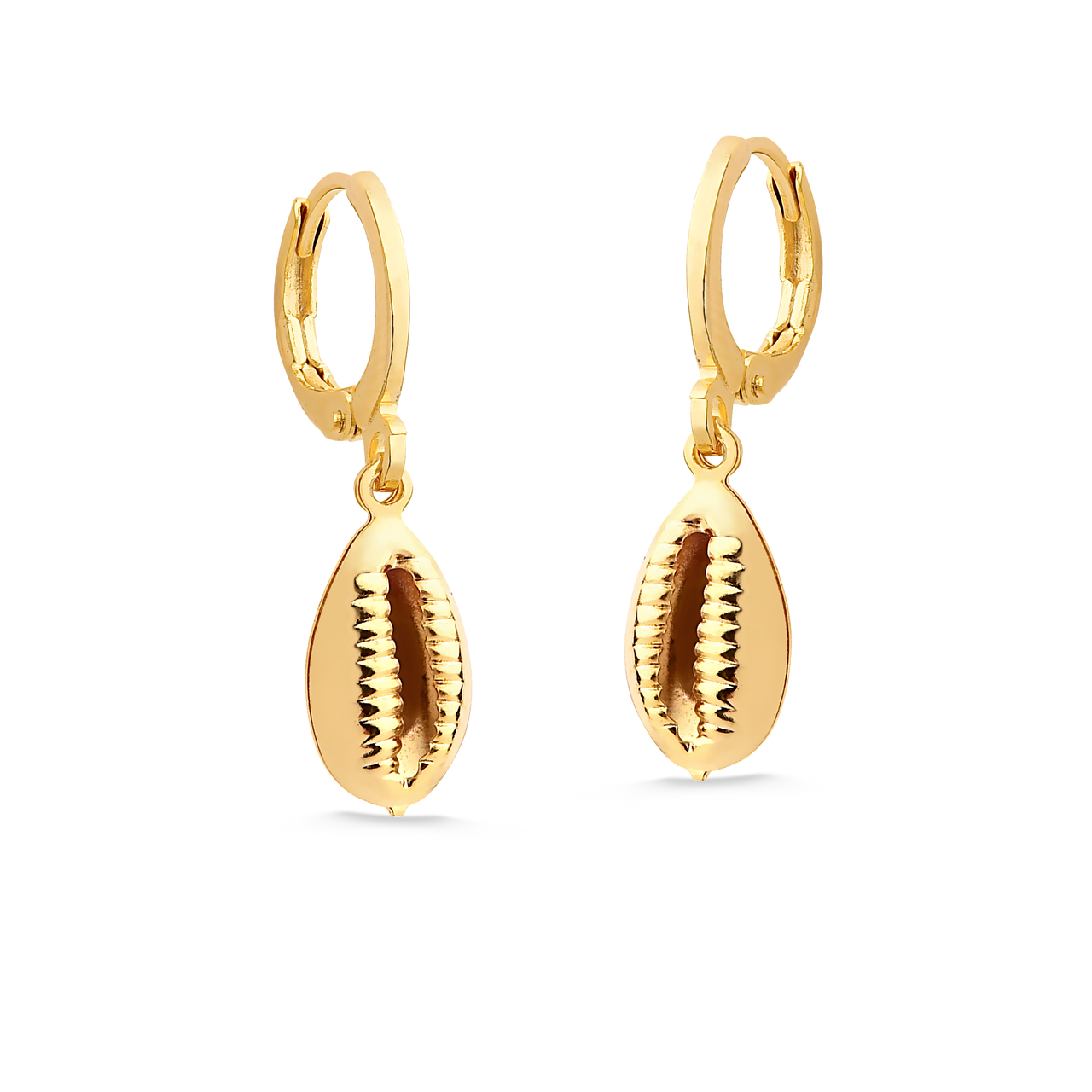 BRINCO DE ARGOLA COM BÚZIOS FOLHEADO A OURO 18K