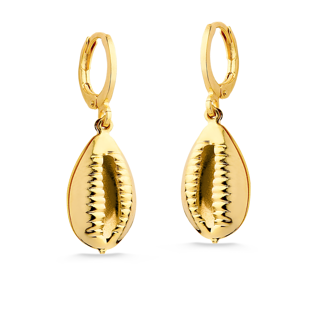 BRINCO DE ARGOLA FECHADA COM BÚZIOS FOLHEADA A OURO 18K
