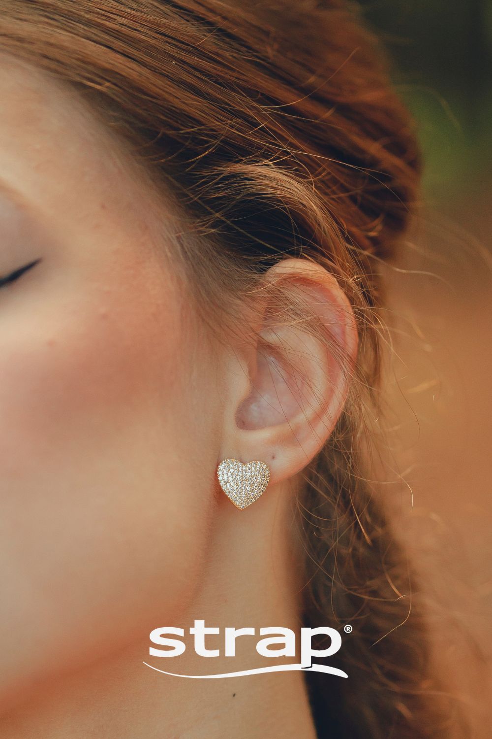 BRINCO DE CORAÇÃO CRAVEJADO DE ZIRCONIAS CRISTAIS FOLHEADO A OURO 18K