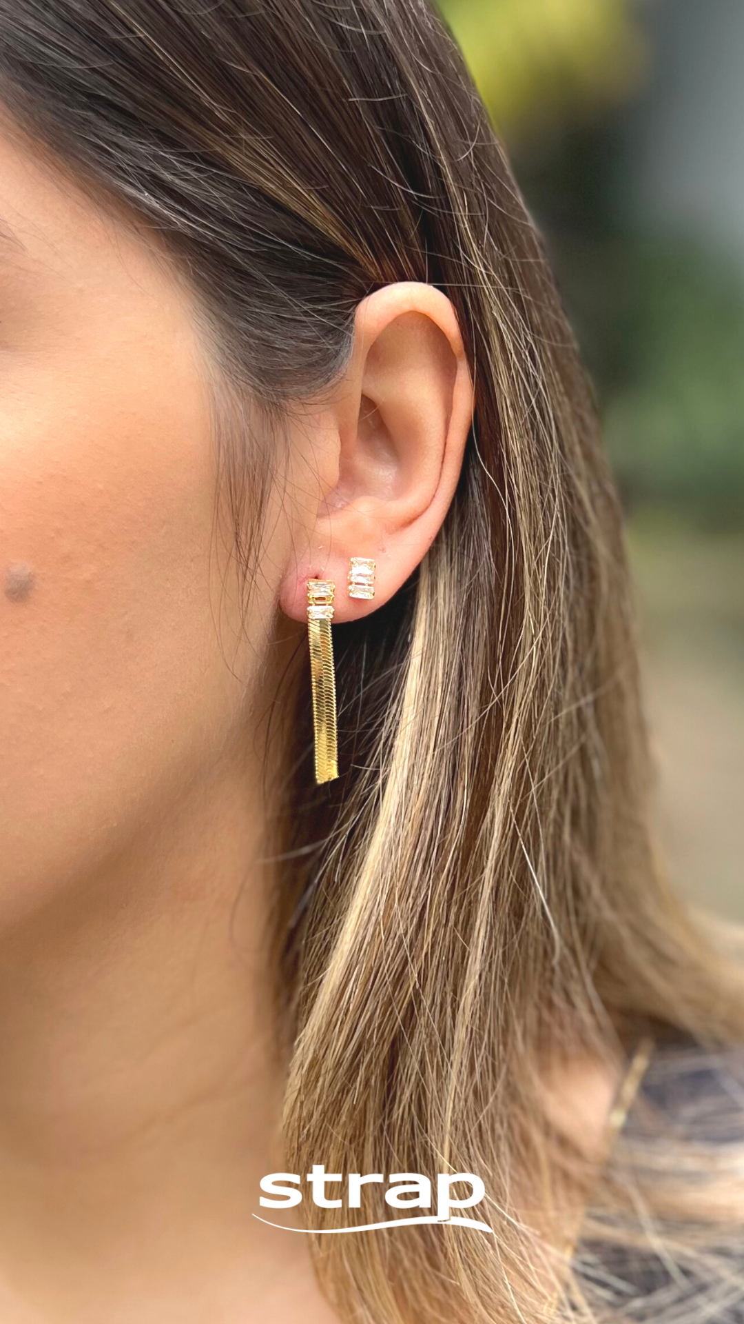 BRINCO TRES PEDRAS DE ZIRCONIA FOLHEADO A OURO 18K