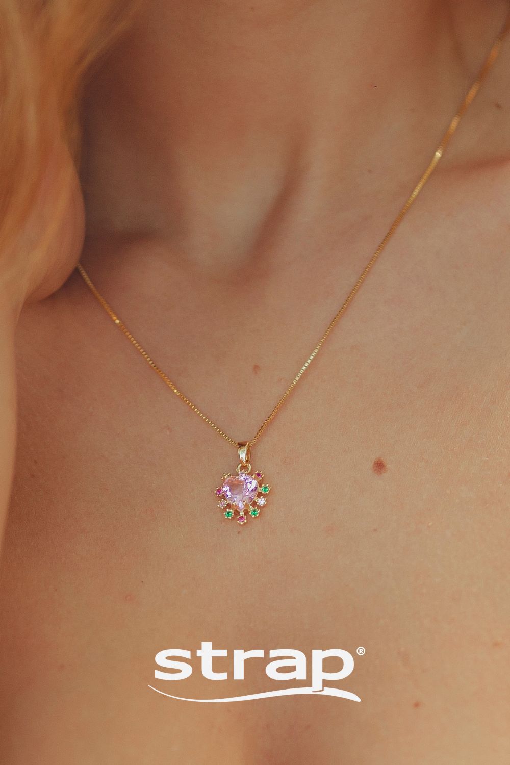 COLAR COM PINGENTE DE CORAÇÃO ROSA CRAVEJADO DE ZIRCONIAS COLORIDAS FOLHEADO A OURO 18K
