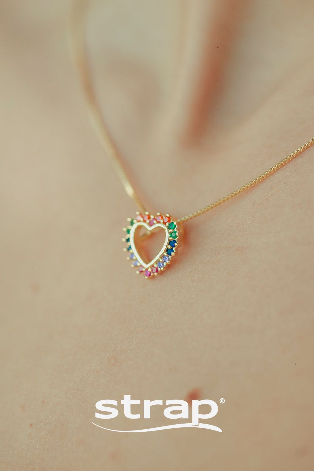 COLAR COM MINI PINGENTE DE CORAÇÃO VAZADO CRAVEJADO DE ZIRCONIAS COLORIDAS FOLHEADO A OURO 18K