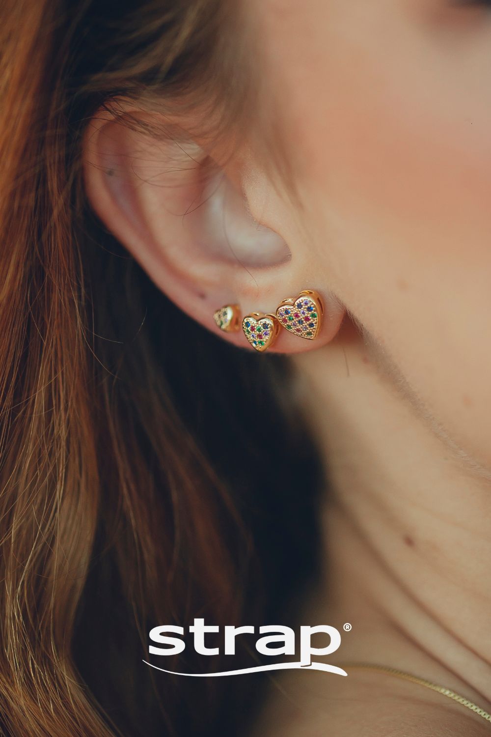 BRINCO DE CORAÇÃO PEQUENO CRAVEJADO DE ZIRCONIAS COLORIDAS FOLHEADO A OURO 18K