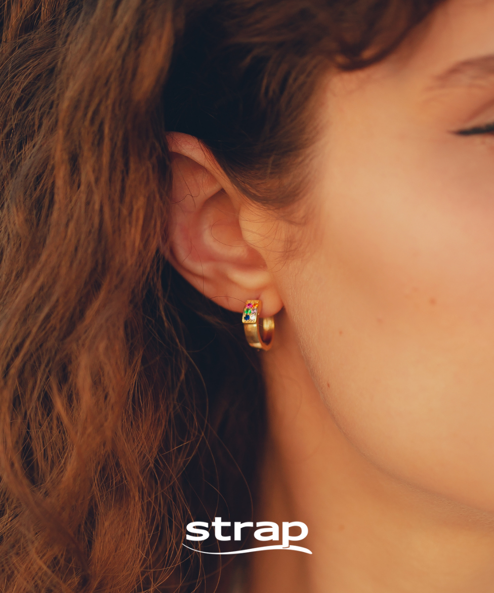 BRINCO ARGOLA DE CLICK COM ZIRCONIAS COLORIDAS FOLHEADO A OURO 18K