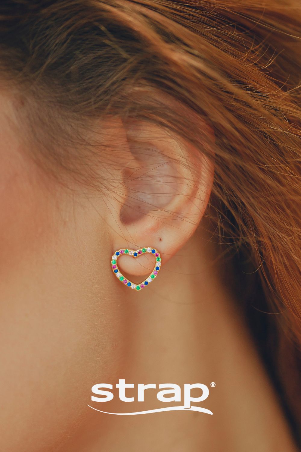 BRINCO DE CORAÇÃO VAZADO GRANDE CRAVEJADO DE ZIRCONIAS COLORIDAS FOLHEADO A OURO 18K