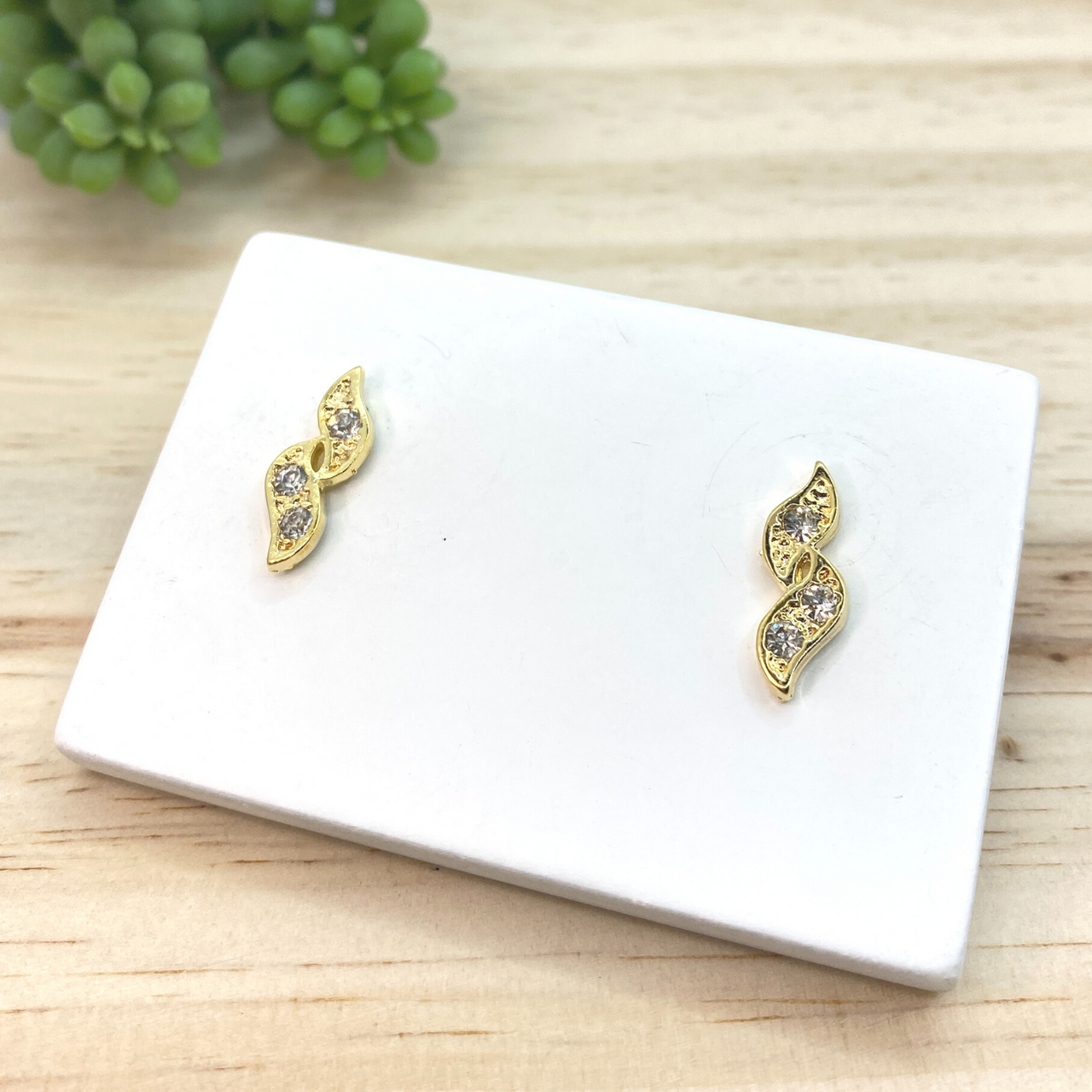 KIT INICIAL - 10 LINDOS BRINCOS VARIADOS FOLHEADOS A OURO 18K