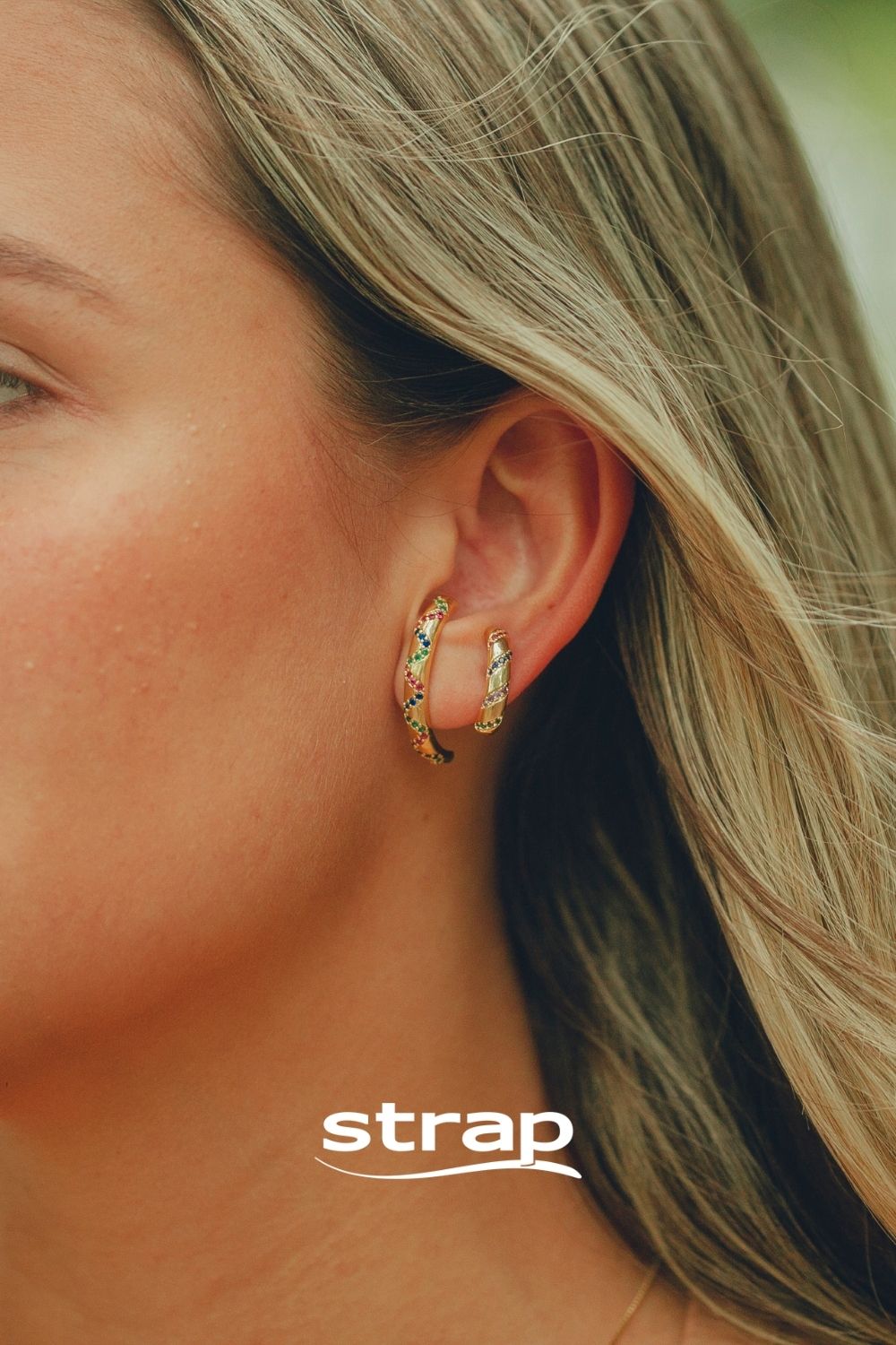 BRINCO EAR HOOK CRAVEJADO EM LISTRAS DE ZIRCONIAS COLORIDAS FOLHEADO A OURO 18K