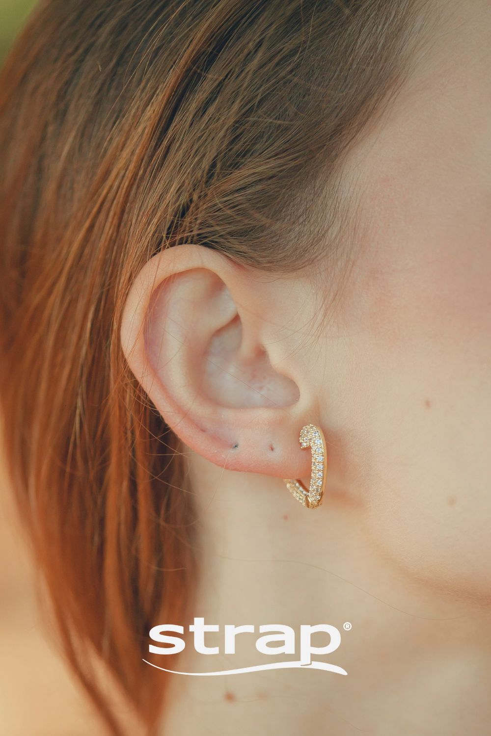 BRINCO DE ARGOLA MEIO CORAÇÃO CRAVEJADO DE ZIRCONIAS CRISTAIS FOLHEADO A OURO 18K