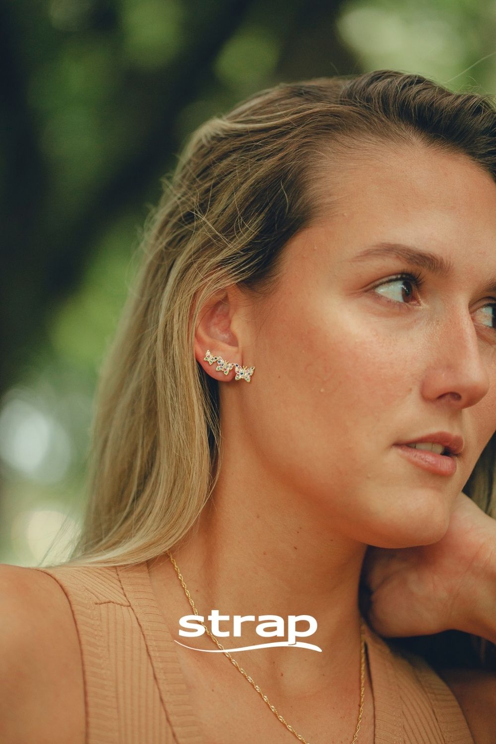 BRINCO EAR CUFF DE BORBOLETAS COM ZIRCONIAS COLORIDAS FOLHEADO A OURO 18K