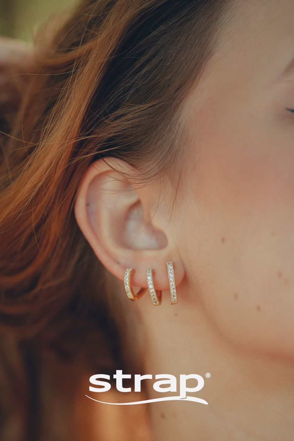 BRINCO DE ARGOLA DE CORAÇÃO MÉDIO COM ZIRCONIAS CRISTAIS FOLHEADO A OURO 18K