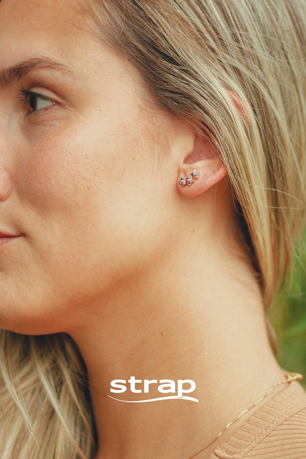 BRINCO EAR CUFF TRES FLORES COM ZIRCONIAS COLORIDAS FOLHEADO A OURO 18K