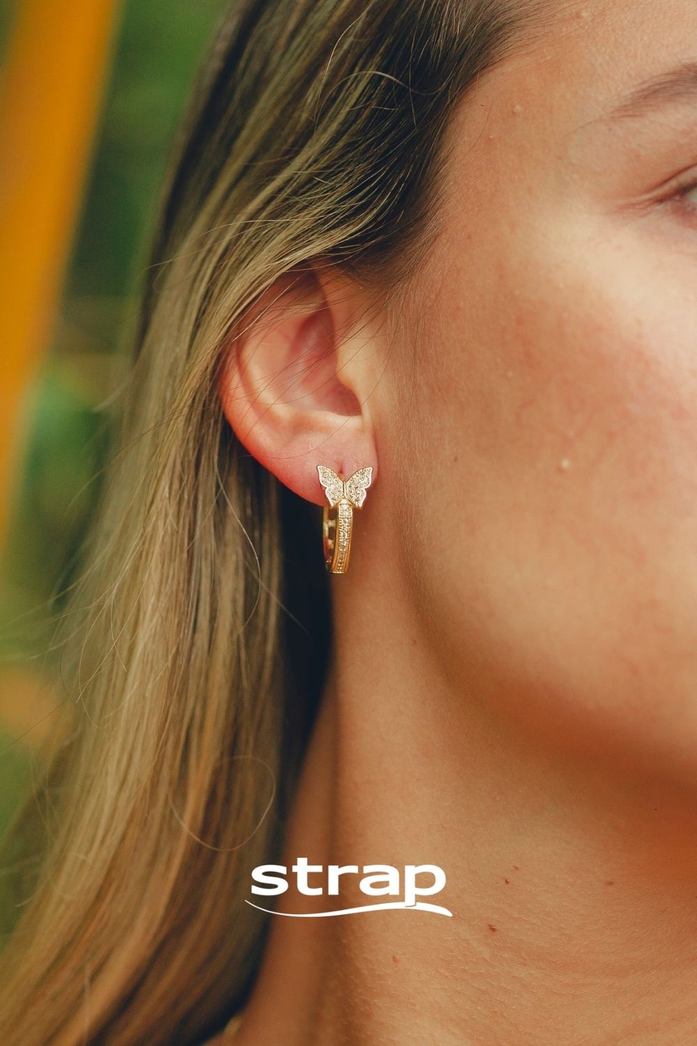 BRINCO DE ARGOLA CREVEJADA DE ZIRCONIAS COM BORBOLETA FOLHEADO A OURO 18K